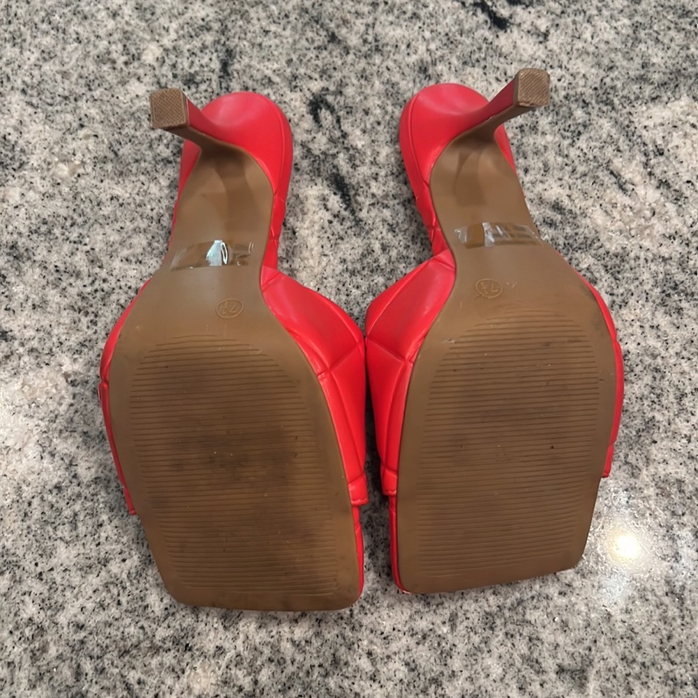 Cute Red 👠 heels, size 7.5, wore once - Picture 3 of 6